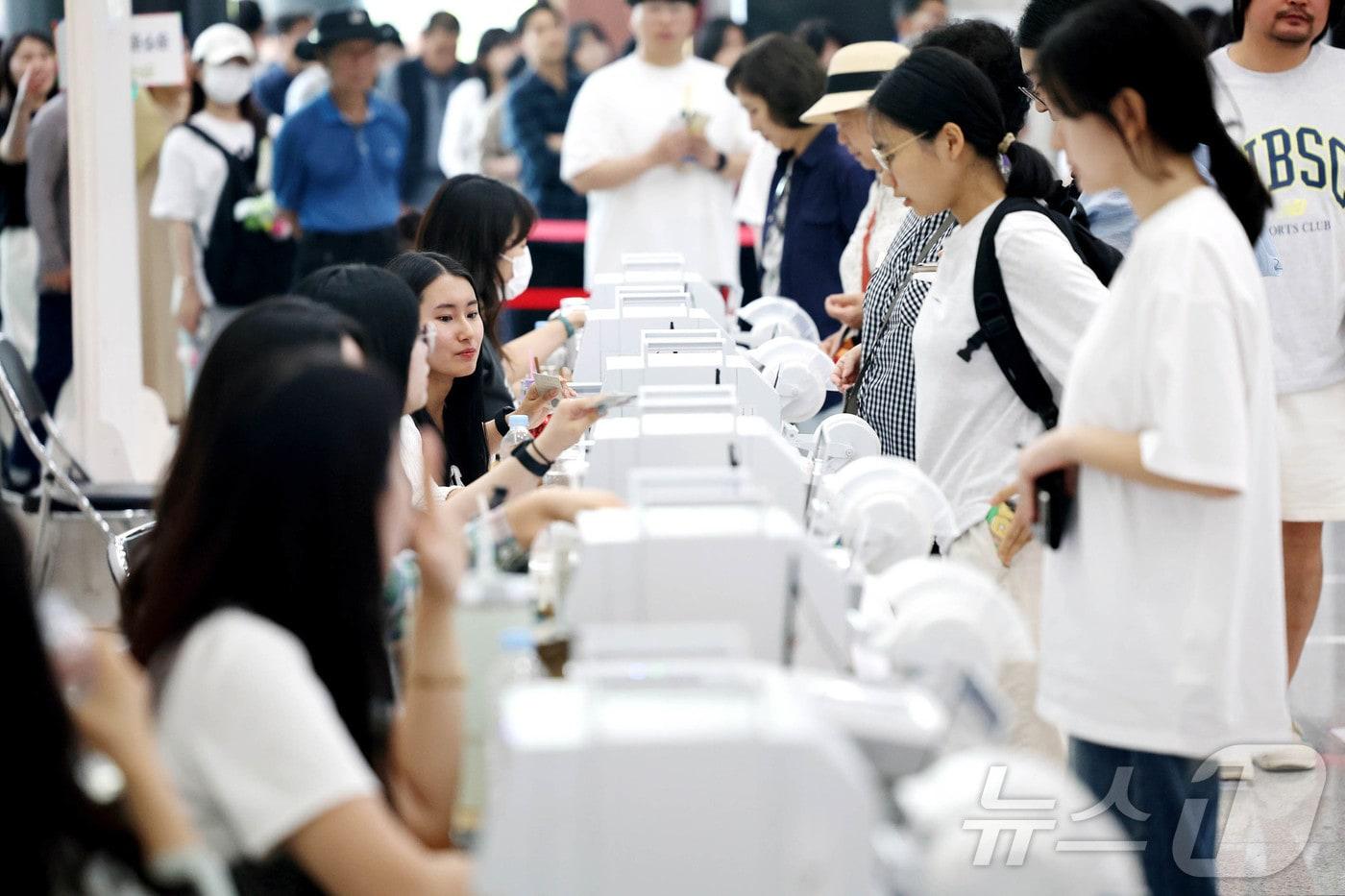 제21대 대통령 선거 사전투표 첫날인 29일 광주시 중흥동 사전투표소에서 유권자들이 한 표를 행사하고 있다.&#40;광주 북구 제공. 재판매 및 DB 금지&#41; 2025.5.29/뉴스1 ⓒ News1 박지현 기자