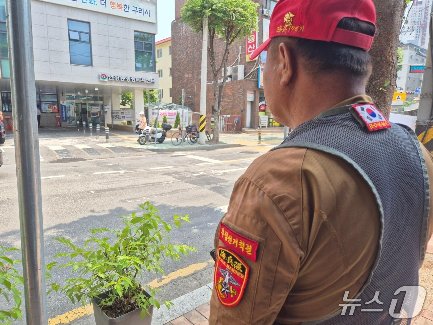 본문 이미지 -   제21대 대통령 선거 사전투표 첫날인 29일 오후 경기 구리시 인찬동 사전투표소 앞에서 80대 남성 A 씨가 투표소를 오가는 인원을 감시하고 있다. 그는 "사전투표가 부정선거의 원흉"이라고 주장하고 있다. 2025.05.29/뉴스1 양희문 기자