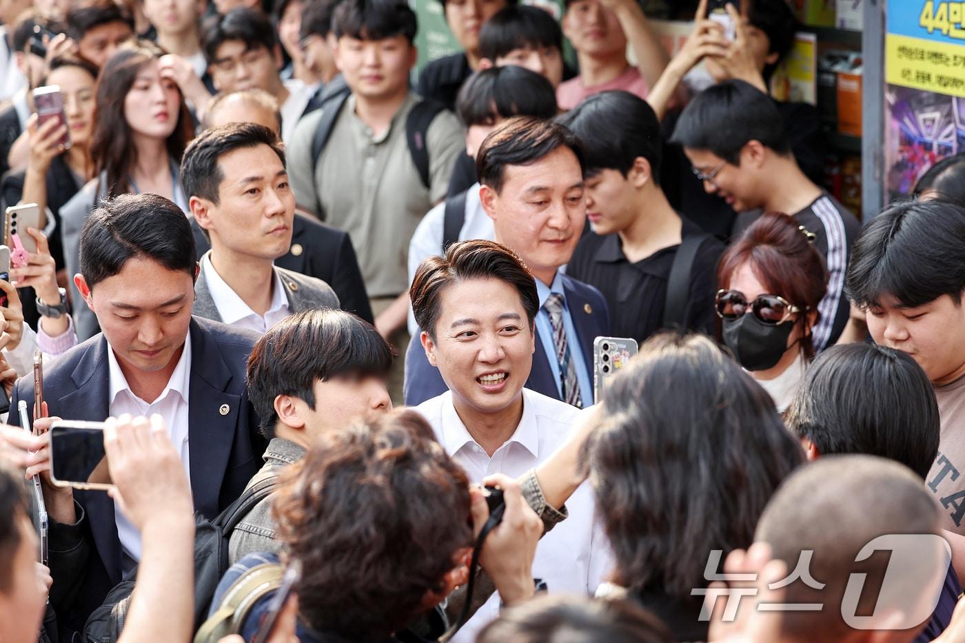 이준석 개혁신당 대통령 후보가 제21대 대통령선거 사전투표 첫날인 29일 서울 성북구 고려대학교 앞을 찾아 학생들과 인사를 나누고 있다.2025.5.29/뉴스1 ⓒ News1 민경석 기자