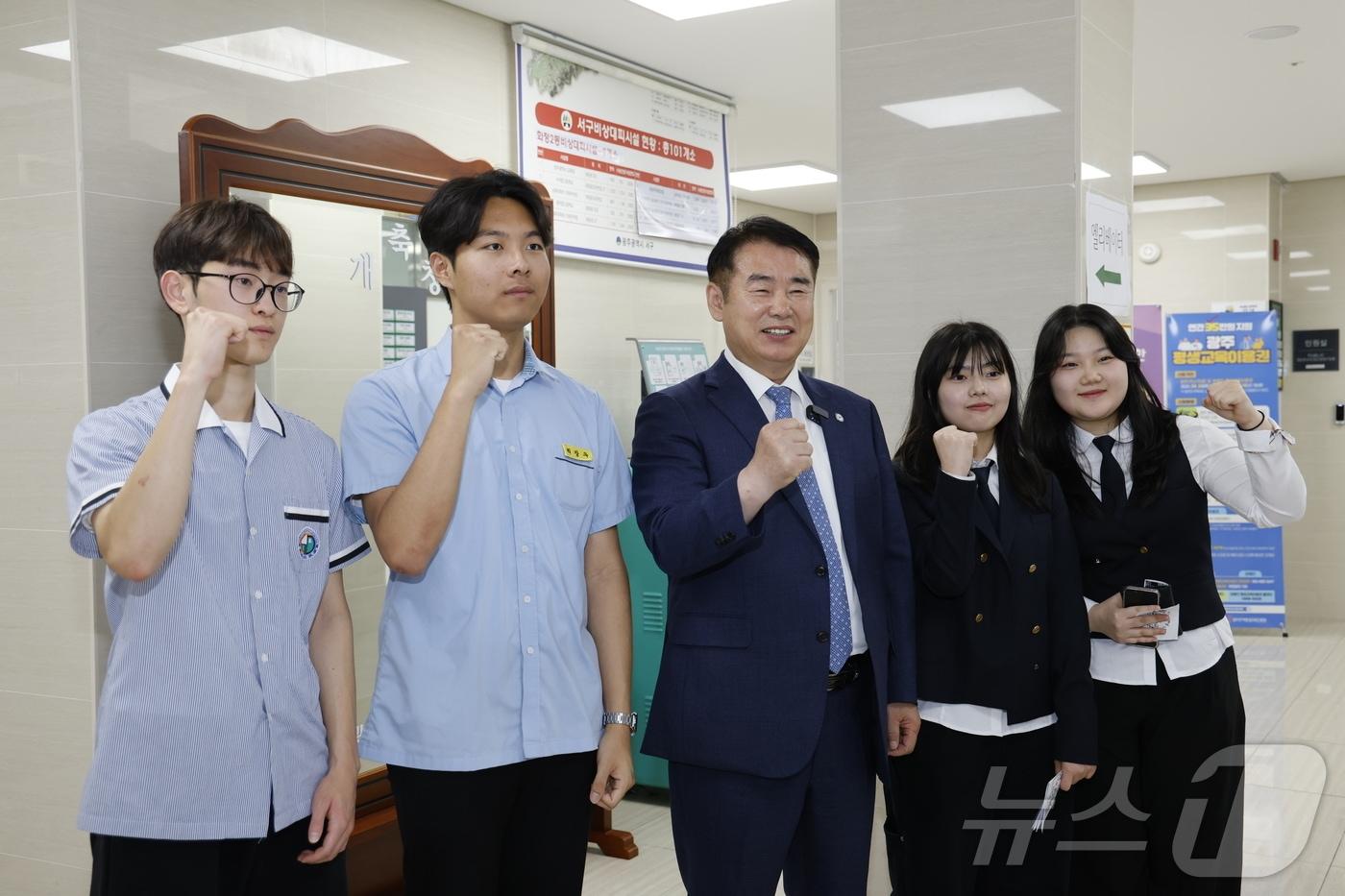 이정선 광주교육감이 29일 오후 화정2동 행정복지센터에 마련된 투표소에서 생애 첫 투표에 참여하는 학생들과 기념촬영을 하고 있다. 왼쪽부터 광덕고 하유성 학생회 부회장, 광주고등의회 최장우 의장, 광주여고 노명선 학생회장, 광주여고 김지연 학생.(광주교육청 제공. 재배포 및 DB 금지)