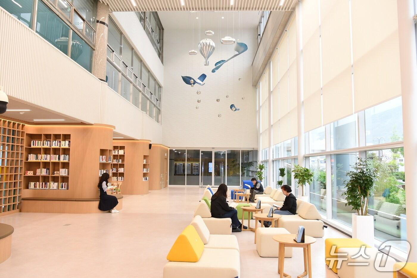 부산 사상구청사 1층 사상마루 들락날락의 휴게공간 전경.(사상구 제공. 재판매 및 DB 금지)