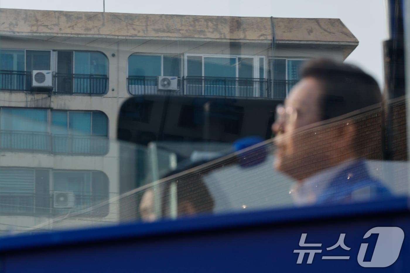 이재명 더불어민주당 대통령 후보가 제21대 대통령선거 사전투표 첫날인 29일 오후 서울 서초구 고속버스터미널광장에서 지지를 호소하고 있는 가운데 이 후보 너머로 반포의 한 아파트가 보이고 있다. 2025.5.29/뉴스1 ⓒ News1 안은나 기자