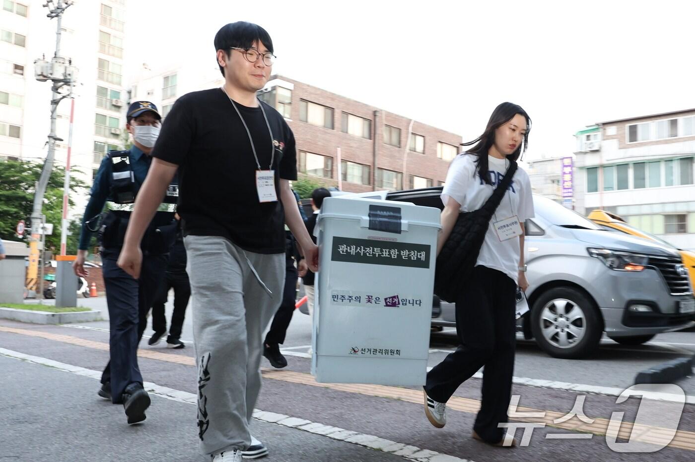 제21대 대통령선거 사전투표일 첫날인 29일 오후 서울 동대문구 성동구선거관리위원회에서 선관위 관계자들이 성동구 관내 사전투표함을 보관소로 옮기고 있다. 2025.5.29/뉴스1 ⓒ News1 민경석 기자