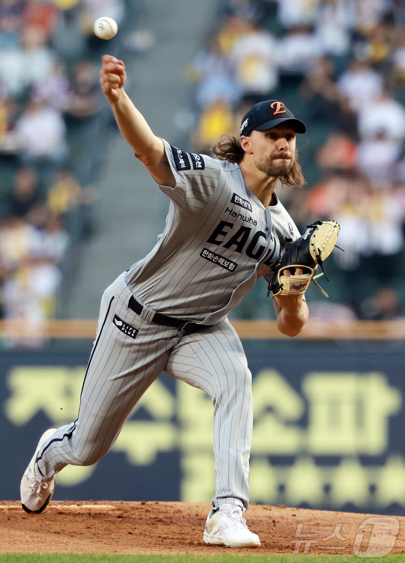 본문 이미지 - 29일 오후 서울 송파구 잠실야구장에서 열린 프로야구 '2025 신한 SOL뱅크 KBO 리그' 한화 이글스와 LG 트윈스의 경기, 한화 선발 와이스가 1회말 등판해 힘차게 공을 던지고 있다. 2025.5.29/뉴스1 ⓒ News1 김진환 기자