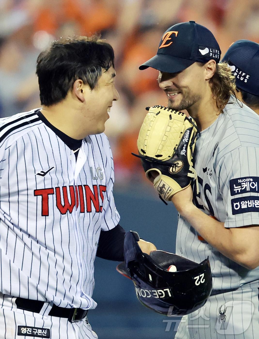 본문 이미지 - 29일 오후 서울 송파구 잠실야구장에서 열린 프로야구 &#39;2025 신한 SOL뱅크 KBO 리그&#39; 한화 이글스와 LG 트윈스의 경기, 한화 선발 와이스가 4회말 이닝을 실점 없이 마친 뒤 LG 김현수와 대화를 나누고 있다. 2025.5.29/뉴스1 ⓒ News1 김진환 기자