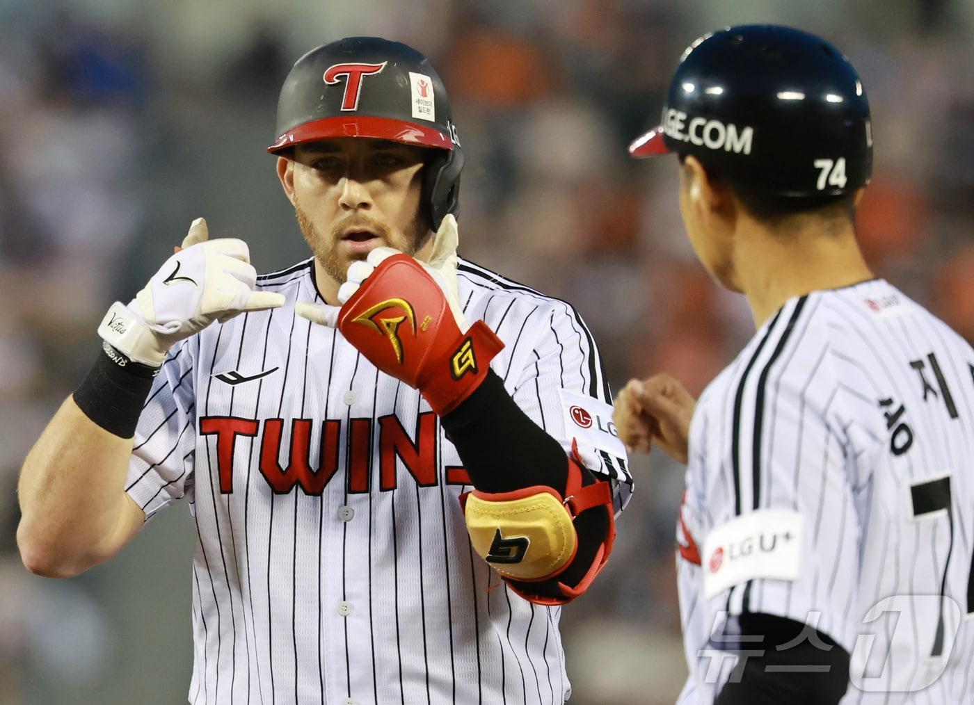 본문 이미지 - 29일 오후 서울 송파구 잠실야구장에서 열린 프로야구 '2025 신한 SOL뱅크 KBO 리그' 한화 이글스와 LG 트윈스의 경기, LG 오스틴이 4회말 무사 1루에서 안타를 친 뒤 세리머니를 하고 있다. 2025.5.29/뉴스1 ⓒ News1 김진환 기자