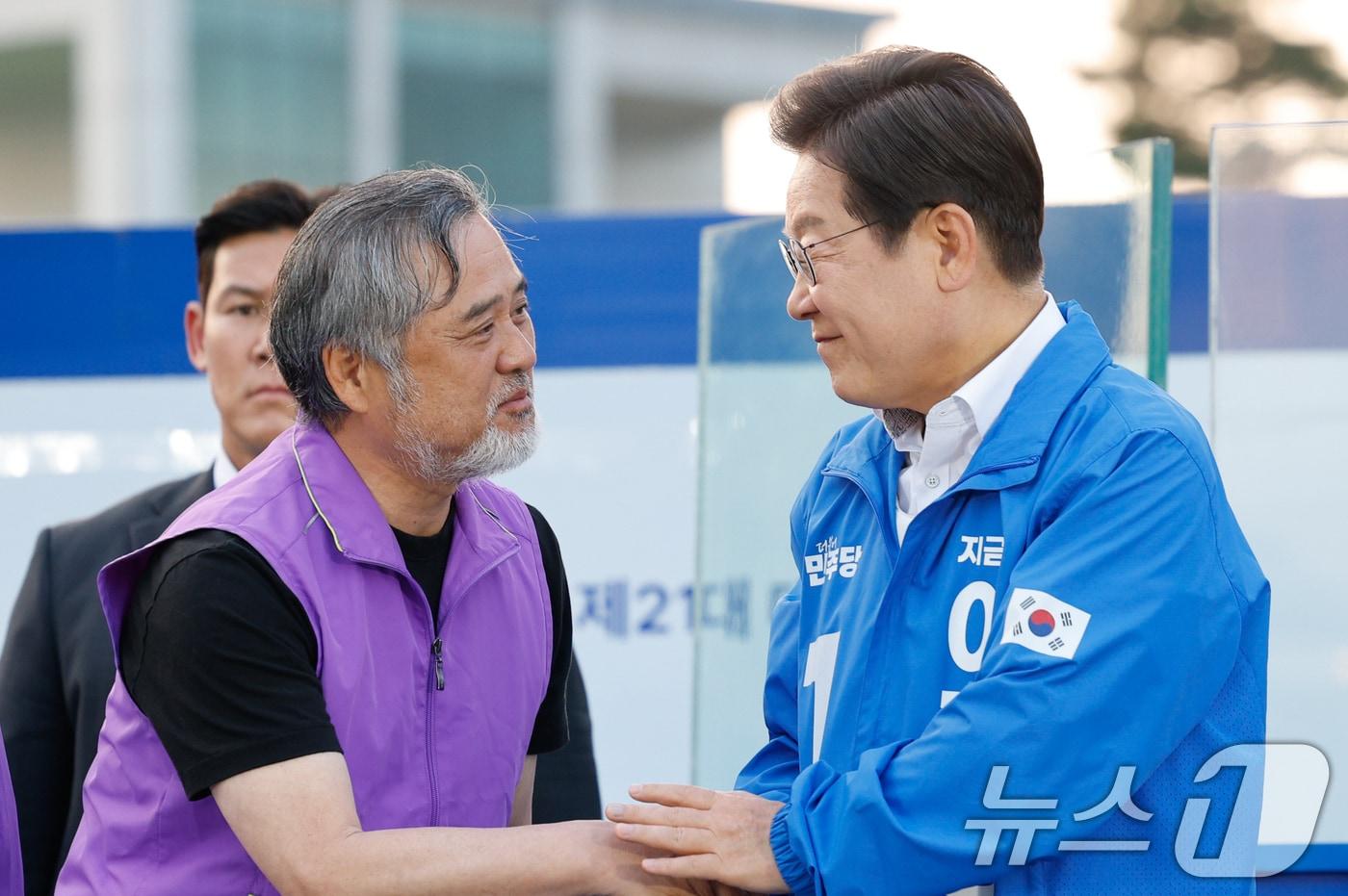 이정민 10.29 이태원 참사 유가족협의회 운영위원장과 이재명 대통령. 사진은 이 대통령이 대선후보 시절이던 지난달 29일 오후 서울 관악산으뜸공원에서 열린  유세에서 이 위원장과 악수를 나누고 있는 모습.  2025.5.29/뉴스1 ⓒ News1 안은나 기자