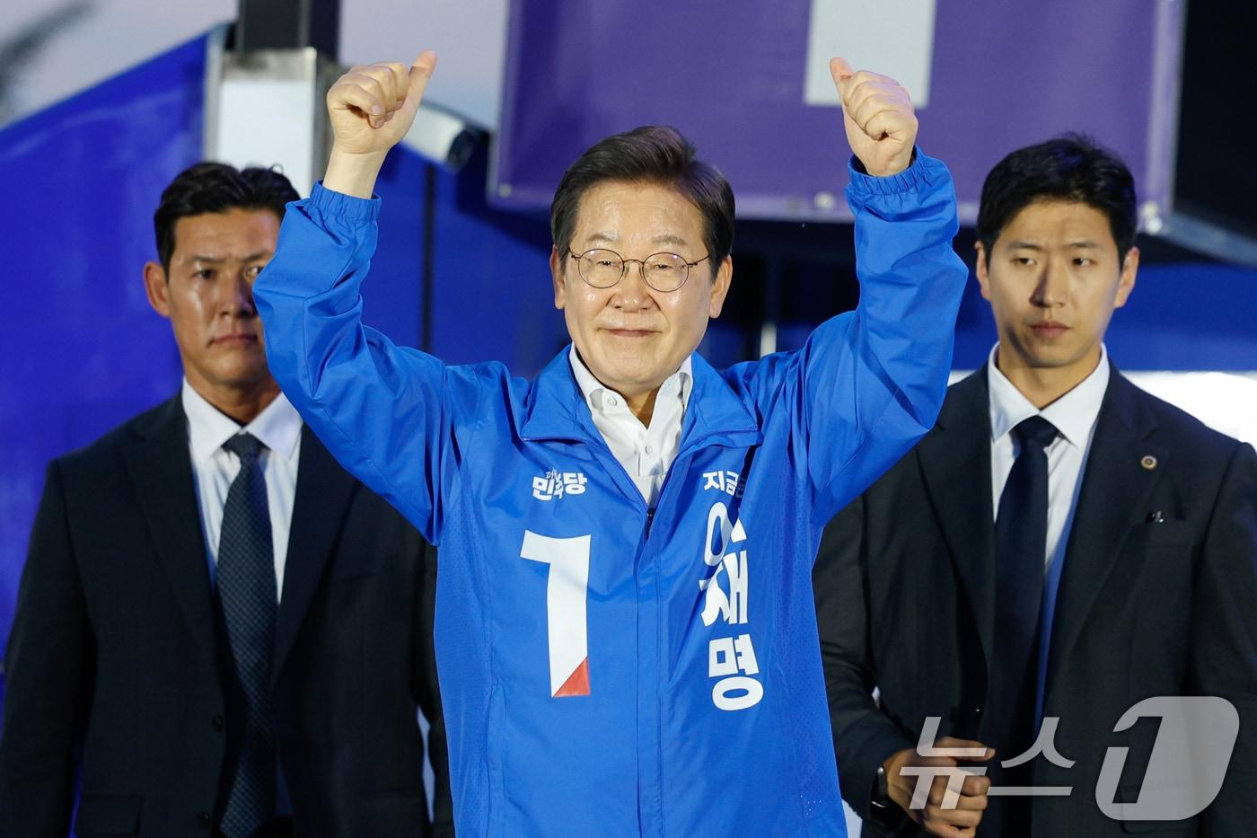 이재명 더불어민주당 대통령 후보가 제21대 대통령선거 사전투표 첫날인 29일 오후 서울 관악산으뜸공원에서 유세를 마친 뒤 인사하고 있다. 2025.5.29/뉴스1 ⓒ News1 안은나 기자