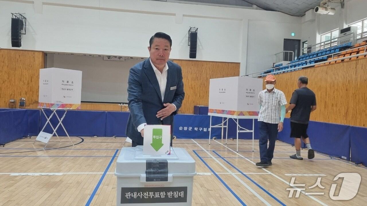 본문 이미지 - 제21대 대통령 선거 사전투표 첫 날인 29일 최영일 순창군수가 순창읍 사전 투표소를 찾아 소중한 한 표를 행사하고 있다.(순창군 제공. 재판매 및 DB금지)/뉴스1