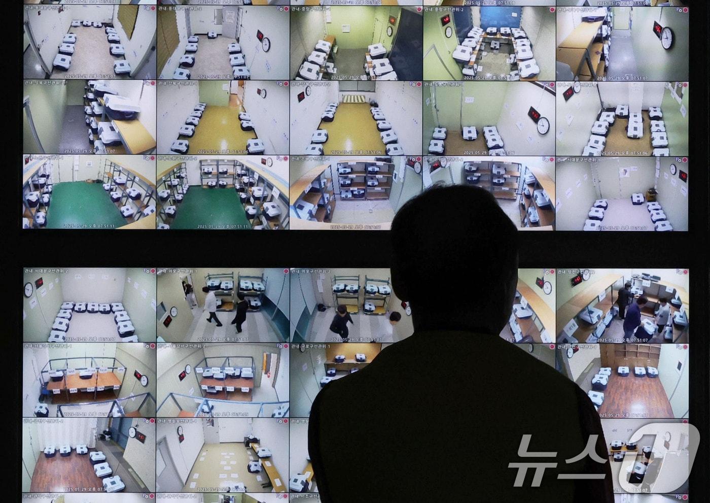 제21대 대통령선거 사전투표 첫날인 29일 오후 서울 종로구 서울시선관위에서 시민단체 ‘시민의눈’ 관계자가 사전투표함 보관장소 CTV를 바라보고 있다. 2025.5.29/뉴스1 ⓒ News1 박세연 기자