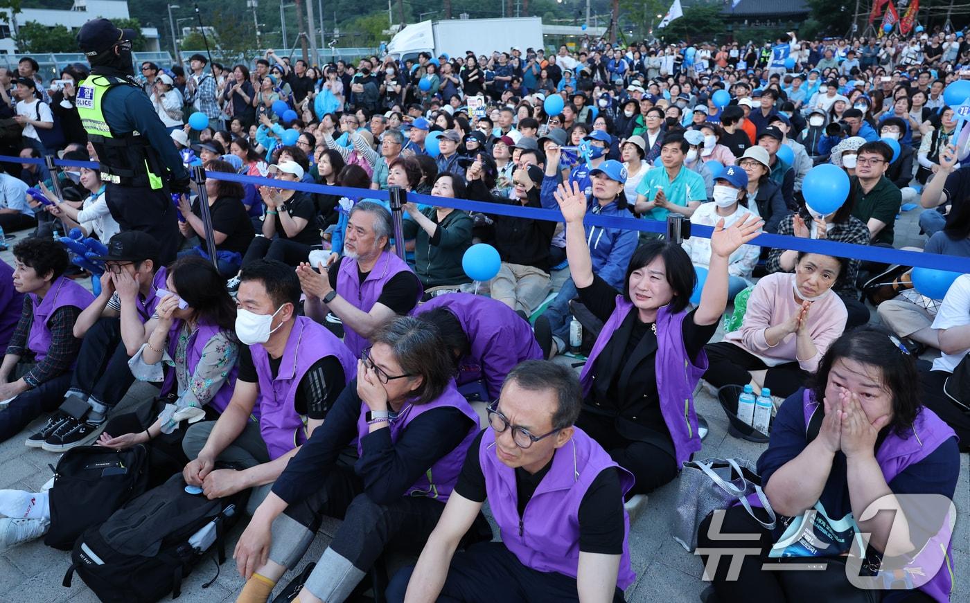 10.29 이태원 참사 유가족들이 29일 오후 서울 관악산으뜸공원에서 열린 이재명 더불어민주당 대통령 후보 유세에 참석해 이 후보 연설을 듣고 있다. 2025.5.29/뉴스1 ⓒ News1 안은나 기자