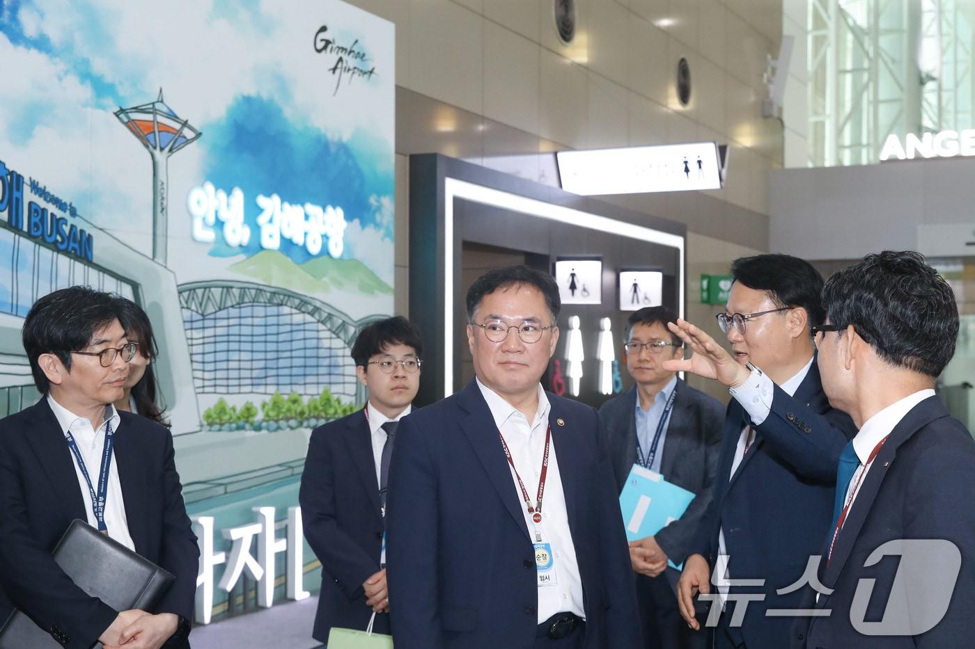 본문 이미지 - 백원국 국토교통부 제2차관이 지난해 5월 29일 올 가을 경주에서 열리는 ‘APEC 정상회의’를 앞두고 김해공항을 찾아 정상회의 준비 현황을 점검하고 있다. (국토부 제공, 재판매 및 DB금지) 2025.5.29 ⓒ 뉴스1