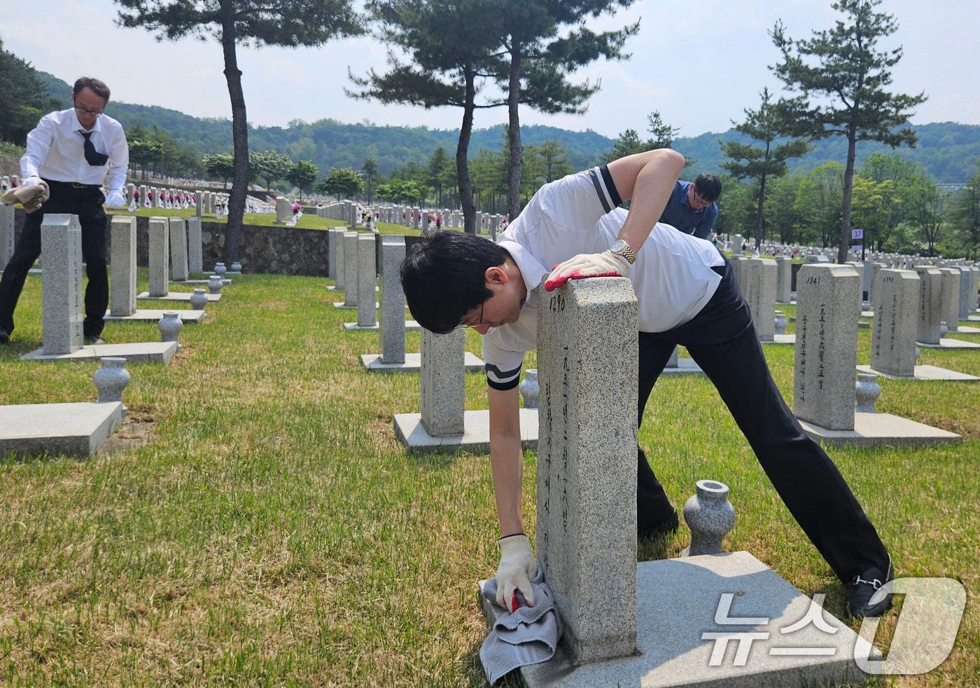 박종민 국민권익위원회 부위원장이 호국보훈의 달을 앞둔 29일 서울 동작구 국립서울현충원을 찾아 묘역 정비활동을 하고 있다. (국민권익위 제공, 재판매 및 DB금지) 2025.5.29/뉴스1