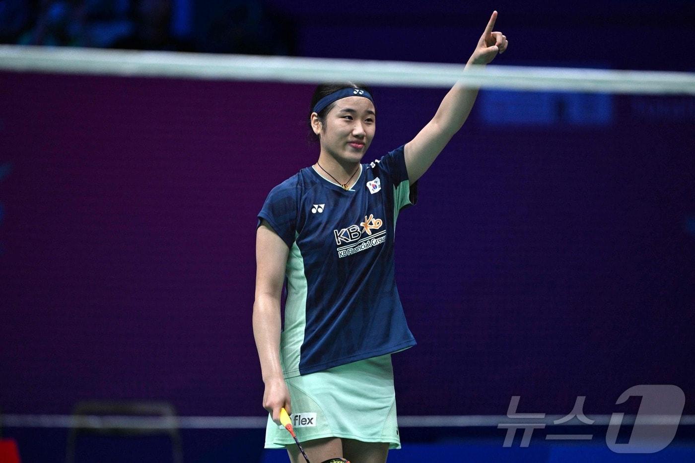 안세영이 2일 열린 제19회 제19회 세계혼합단체선수권대회(수디르만컵) 8강 덴마크전 여자 단식 경기에서 승리한 뒤 기뻐하고 있다. ⓒ AFP=뉴스1