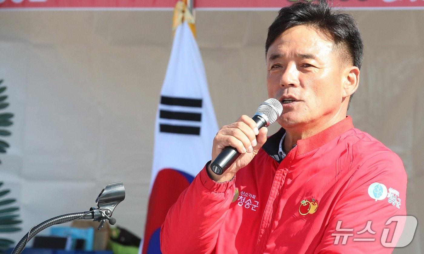 윤경희 청송 군수는 "하나되는 청송, 그 이상의 도약!"을 군정 목표로 삼고 다양한 공약을 추진 중이다. 윤 군수는 최근 뉴스1과의 인터뷰에서 공약 추진 상황과 향후 비전에 대해 상세히 말하고 있다.