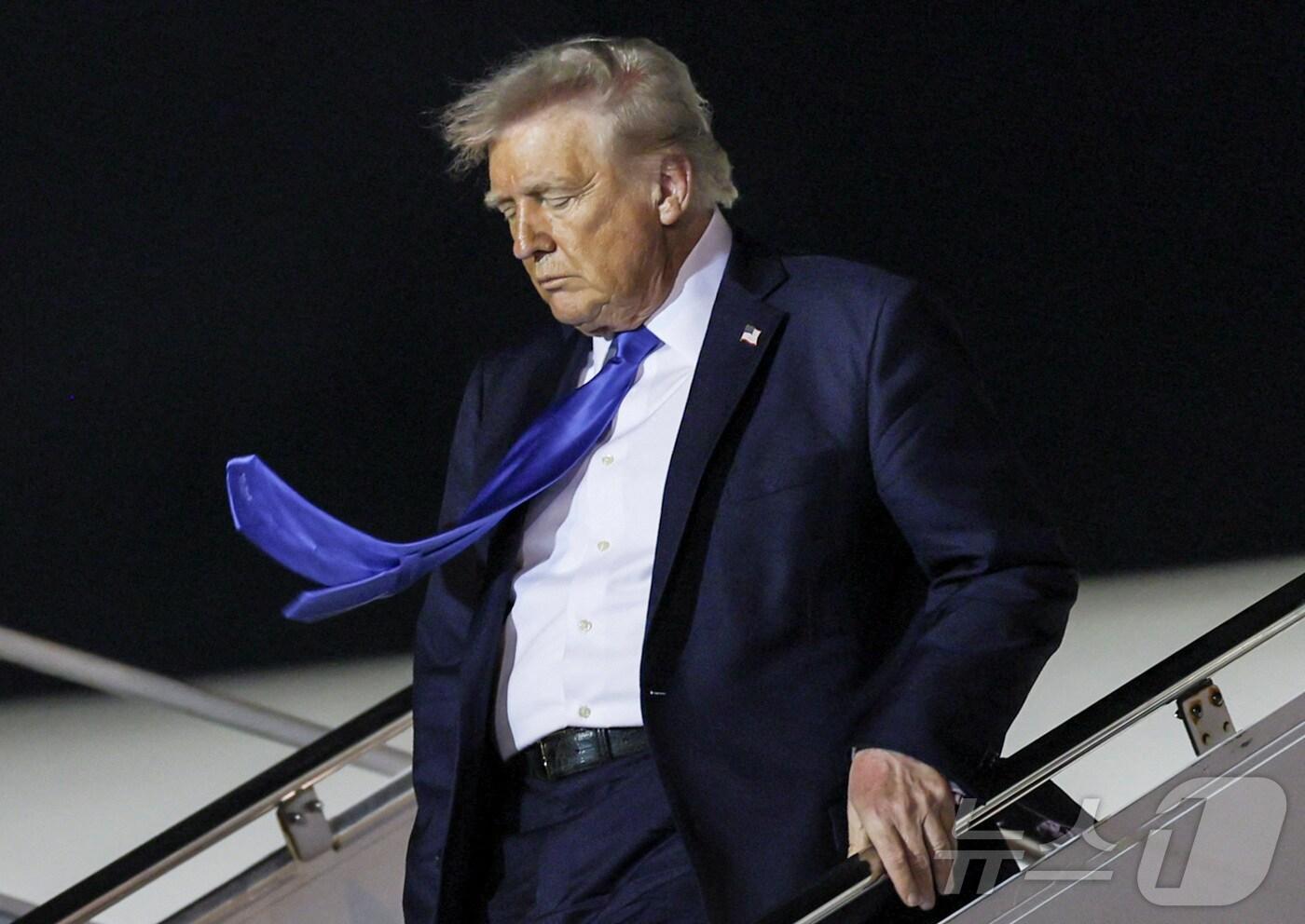 도널드 트럼프 미국 대통령이 지난 1일(현지시간) 미국 플로리다주 웨스트팜비치 팜비치 국제공항에 도착한 에어포스원에서 내리고 있다. ⓒ 로이터=뉴스1 ⓒ News1 류정민 특파원