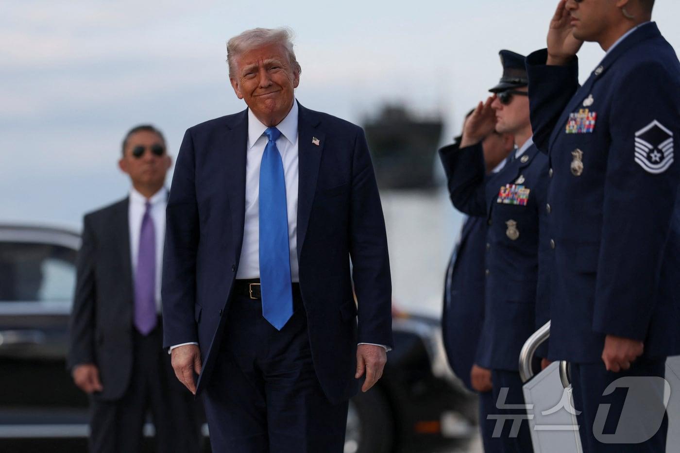 도널드 트럼프 미국 대통령이 지난 1일(현지시간) 미국 앨라배마주 터스칼루사 국립 공항에 도착한 뒤 차량으로 이동하고 있다. ⓒ 로이터=뉴스1 ⓒ News1 류정민 특파원