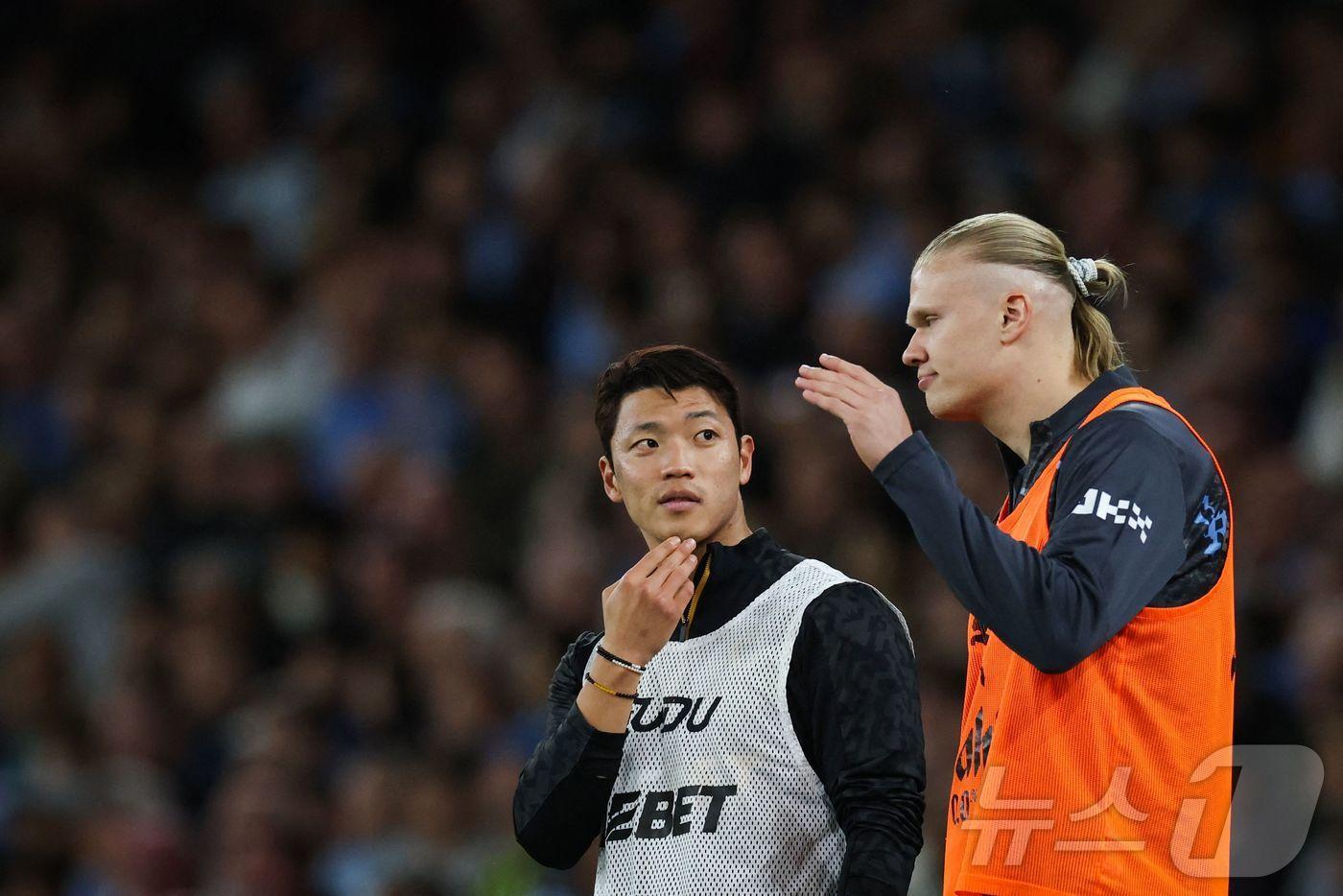 울버햄튼의 황희찬이 맨체스터 시티와의 맞대결을 앞두고 엘링 홀란드와 대화하고 있다. ⓒ AFP=뉴스1