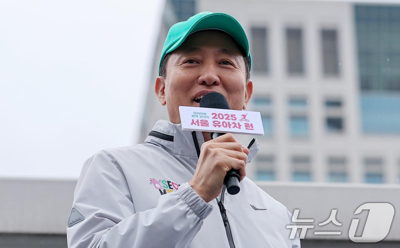 오세훈 서울시장이 3일 오전 서울 종로구 광화문광장에서 열린 '2025 서울 유아차 런'에서 인사말을 하고 있다. 2025.5.3/뉴스1 ⓒ News1 김성진 기자