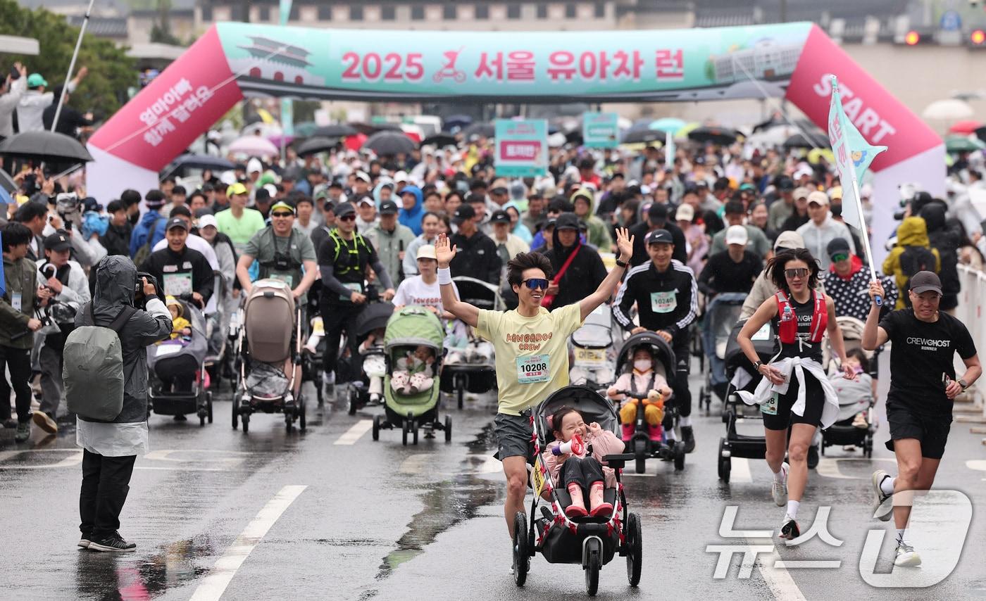 3일 오전 서울 종로구 광화문광장에서 열린 &#39;2025 서울 유아차 런&#39;에서 참가자들이 이색 마라톤을 하고 있다. 2025.5.3/뉴스1 ⓒ News1 김성진 기자
