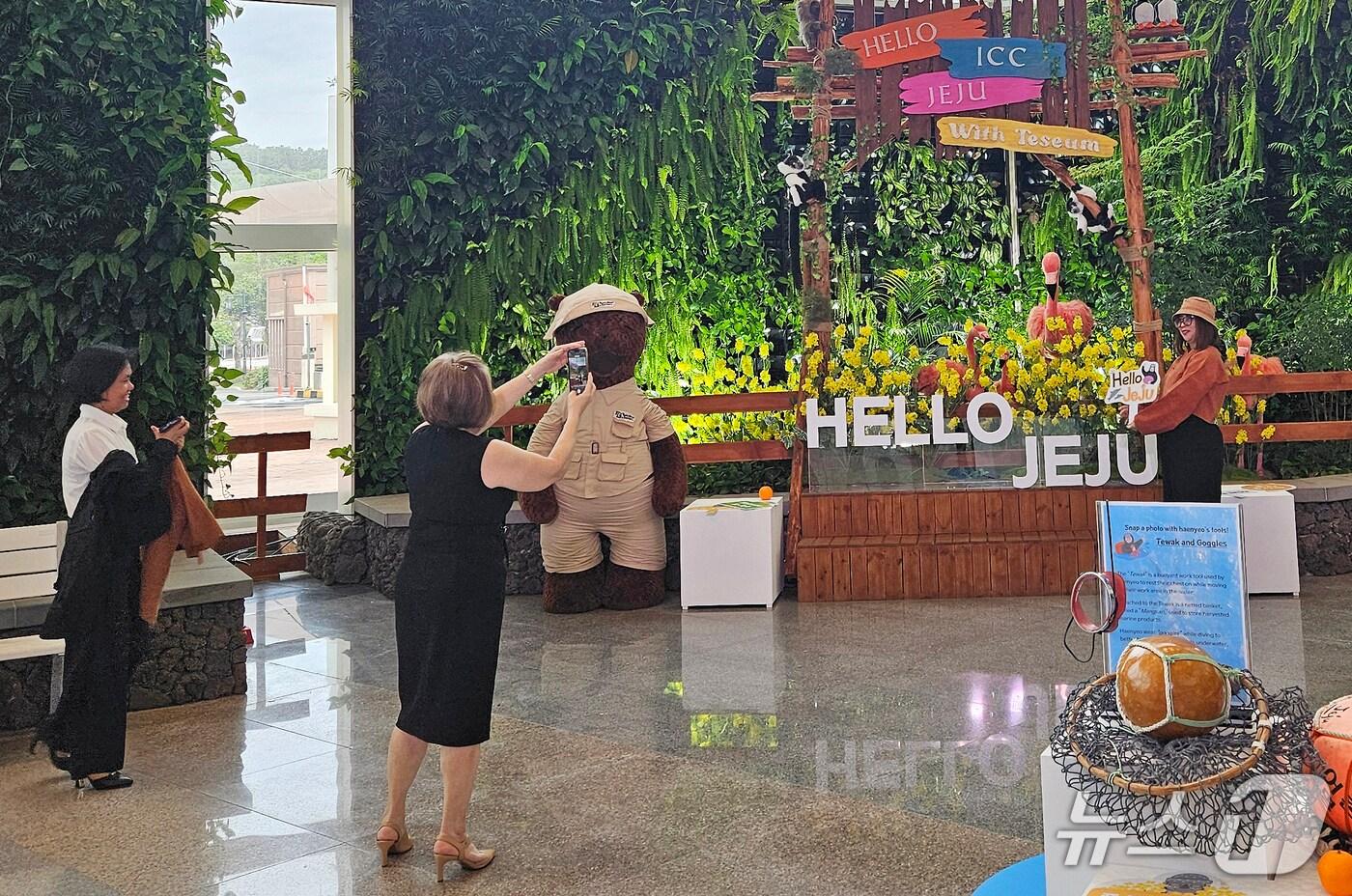 본문 이미지 - 3일 제주국제컨벤션센터에서 열린 아시아태평양경제협력체(APEC) 제2차 고위관리회의에서 외국인 참가자들이 기념촬영을 하고 있다.(제주도 제공, 재판매 및 DB 금지)