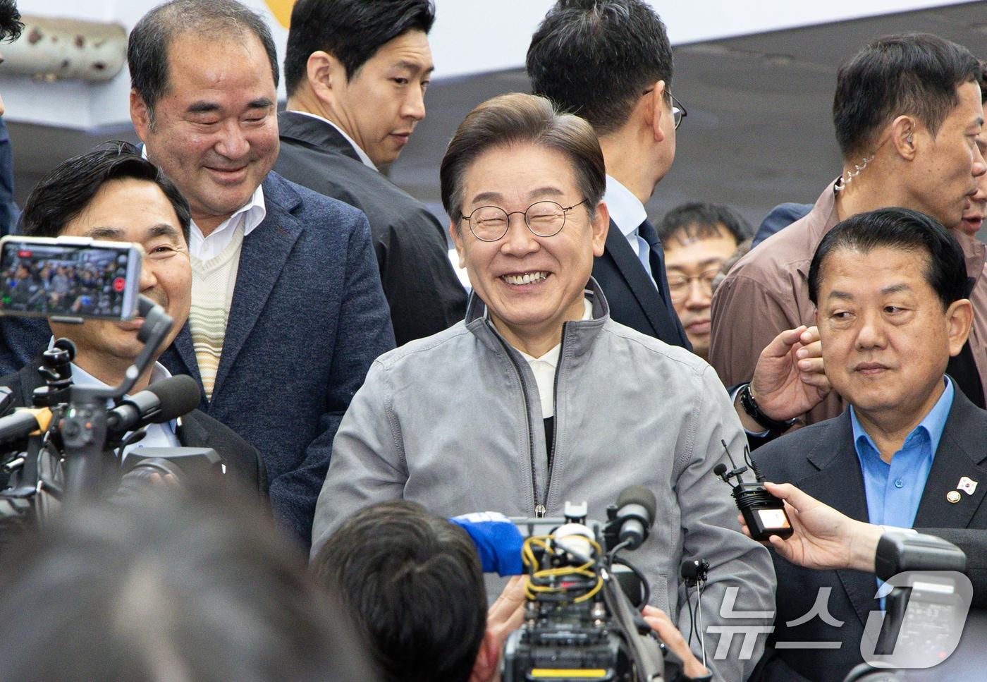 &#39;골목골목 경청투어 : 동해안벨트편&#39;에 나선 이재명 더불어민주당 대통령 후보가 3일 오전 강원 속초시 중앙로 속초관광수산시장에서 미소를 짓고 있다. 2025.5.3/뉴스1 ⓒ News1 이재명 기자