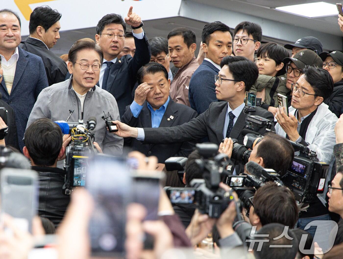 본문 이미지 - '골목골목 경청투어 : 동해안벨트편'에 나선 이재명 더불어민주당 대통령 후보가 3일 오전 강원 속초시 중앙로 속초관광수산시장에서 시민들을 향해 연설하고 있다. 2025.5.3/뉴스1 ⓒ News1 이재명 기자