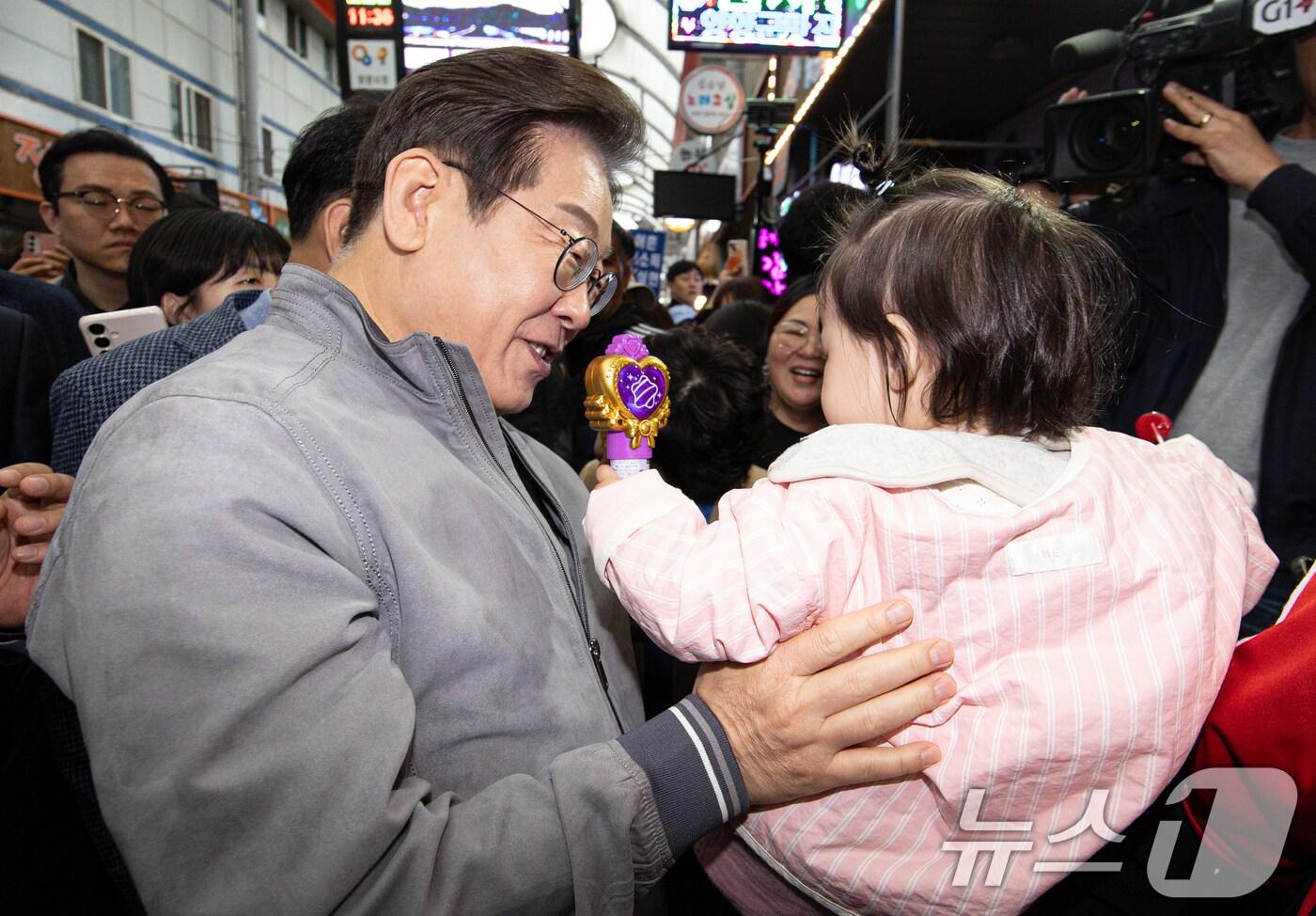 본문 이미지 - '골목골목 경청투어 : 동해안벨트편'에 나선 이재명 더불어민주당 대통령 후보가 3일 오전 강원 양양군 양양시장에서 한 아이를 바라보고 있다. 2025.5.3/뉴스1 ⓒ News1 이재명 기자