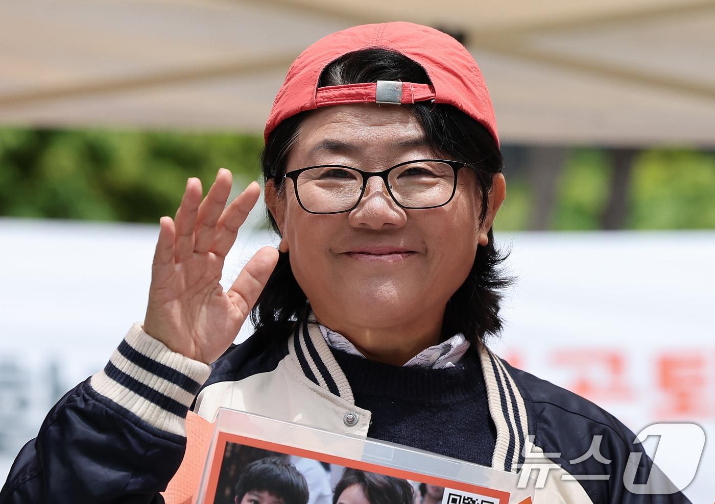 배우 이정은이 3일 서울 중구 명동 하나플레이파크에서 열린 전쟁 내전 재난 빈곤 아이돕기 길벗 JTS 거리모금 캠페인에 참석해 손인사를 하고 있다. 2025.5.3/뉴스1 ⓒ News1 김성진 기자