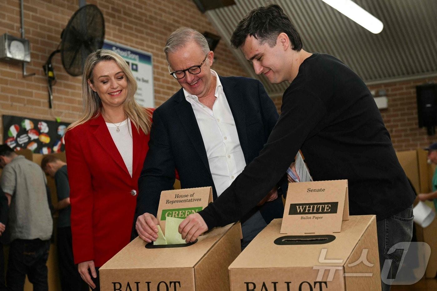 앤서니 앨버니지 호주 총리(왼쪽에서 두번째)가 호주 시드니의 한 투표소에서 아들과 함께 투표를 하고 있다. 2025.05.03 ⓒ AFP=뉴스1 ⓒ News1 정지윤 기자
