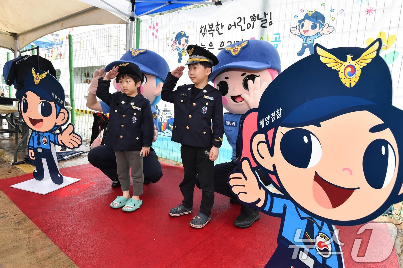 본문 이미지 - 지난해 경북 포항해양경찰서 전용부두에서 열린 어린이날 함정 공개 행사 모습. 2025.5.3 ⓒ 뉴스1 최창호 기자