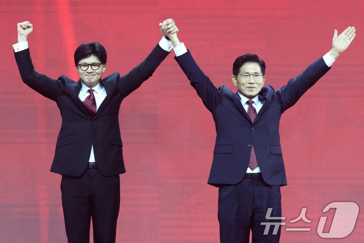 본문 이미지 - 김문수(오른쪽), 한동훈 국민의힘 대선 경선 후보가 3일 경기 고양시 킨텍스에서 열린 5차 전당대회에서 당원들에게 인사하고 있다. 2025.5.3/뉴스1 ⓒ News1 이광호 기자