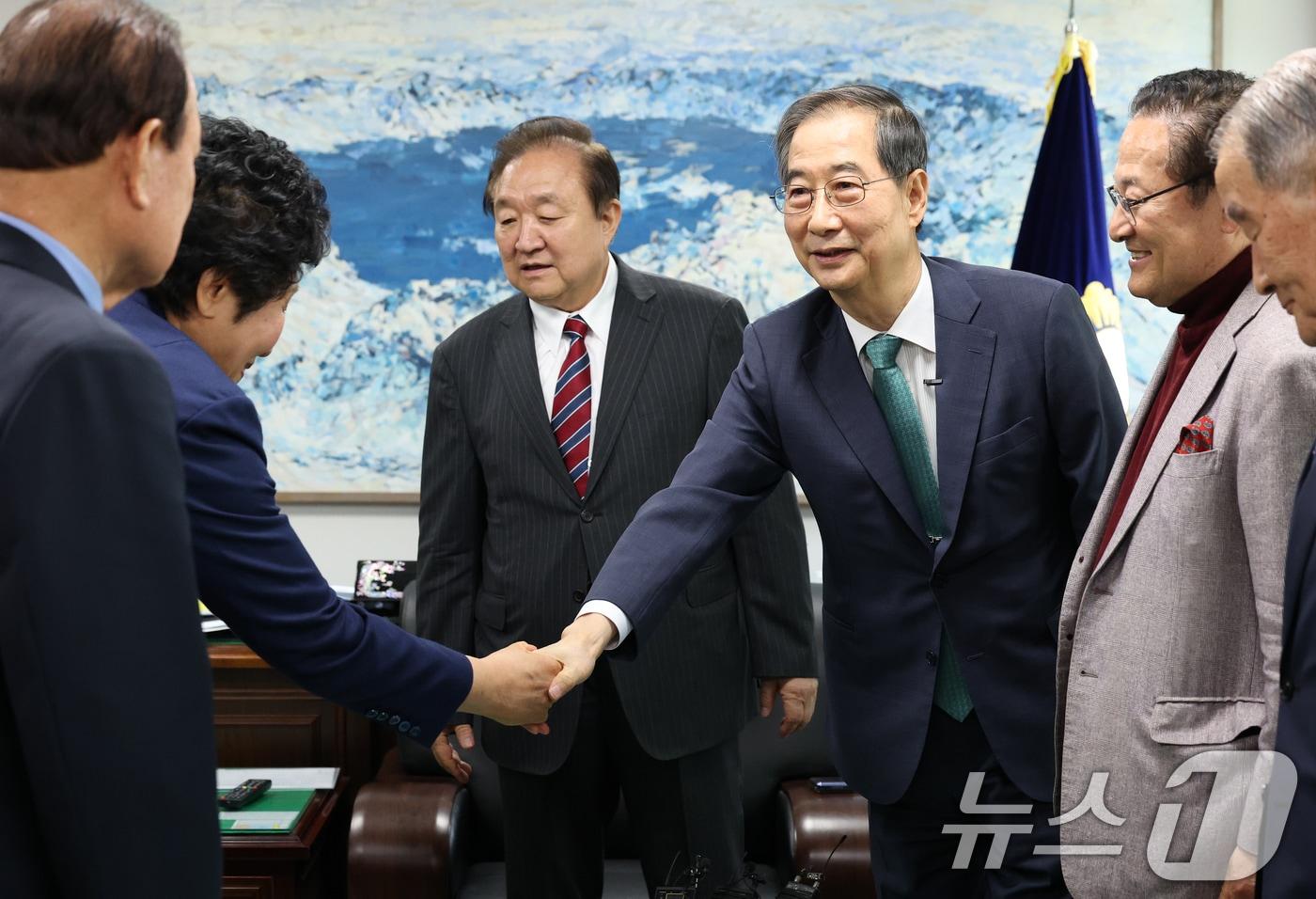 한덕수 무소속 대선 예비후보가 3일 오후 서울 영등포구 헌정회에서 정대철 헌정회장을 예방하며 헌정회원들과 인사를 나누고 있다. 2025.5.3/뉴스1 ⓒ News1 오대일 기자