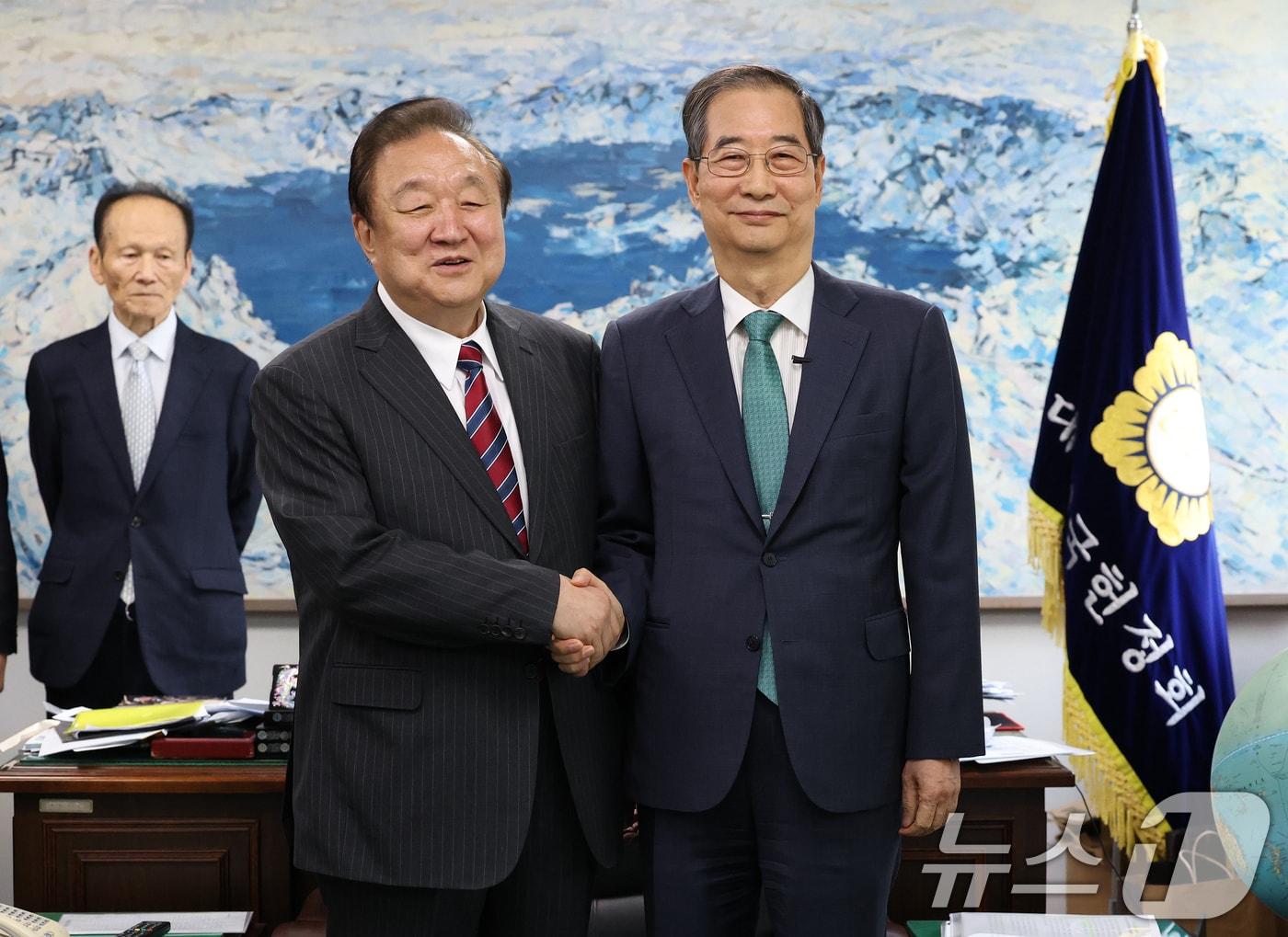 본문 이미지 - 한덕수 무소속 대선 예비후보가 3일 오후 서울 영등포구 헌정회에서 정대철 헌정회장을 예방하며 기념촬영을 하고 있다. 2025.5.3/뉴스1 ⓒ News1 오대일 기자