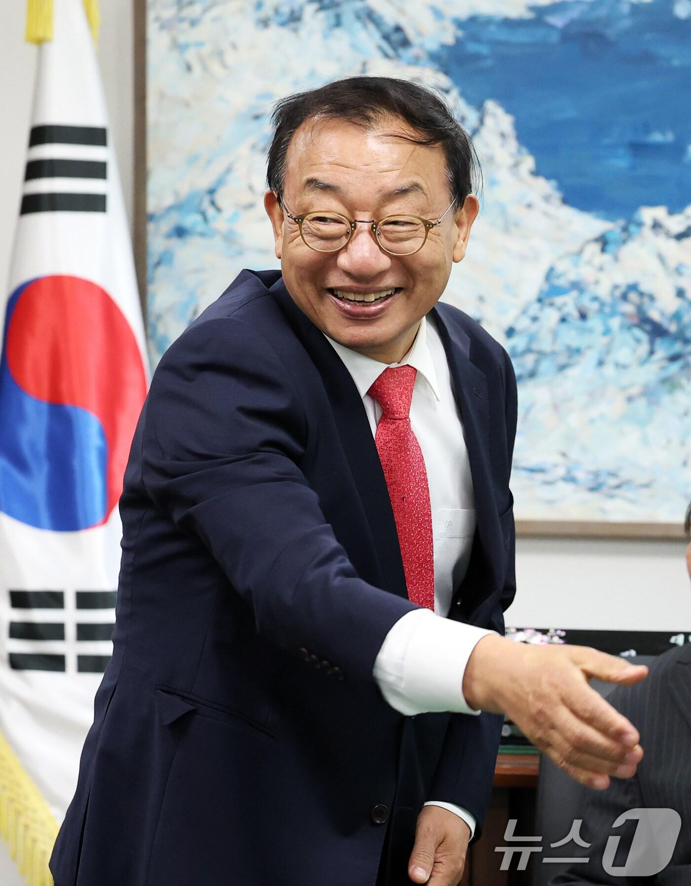 본문 이미지 - 한덕수 무소속 대선 예비후보 캠프에 합류한 이정현 전 새누리당 대표가 3일 오후 서울 영등포구 헌정회를 방문해 헌정회원들과 인사를 나누고 있다. 2025.5.3/뉴스1 ⓒ News1 오대일 기자