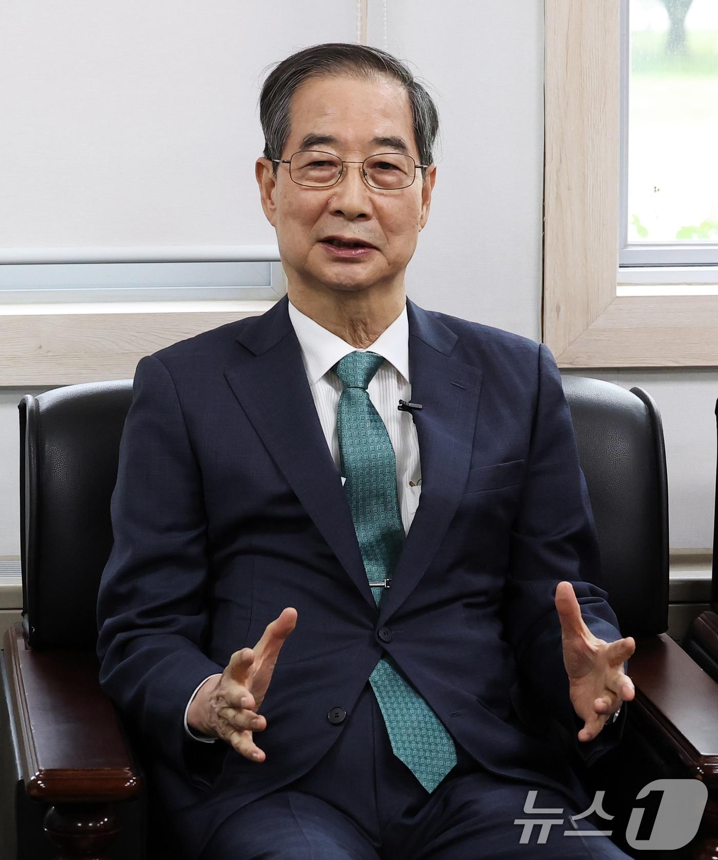 본문 이미지 - 한덕수 무소속 대선 예비후보가 3일 오후 서울 영등포구 헌정회에서 정대철 헌정회장을 예방하며 인사말을 하고 있다. 2025.5.3/뉴스1 ⓒ News1 오대일 기자