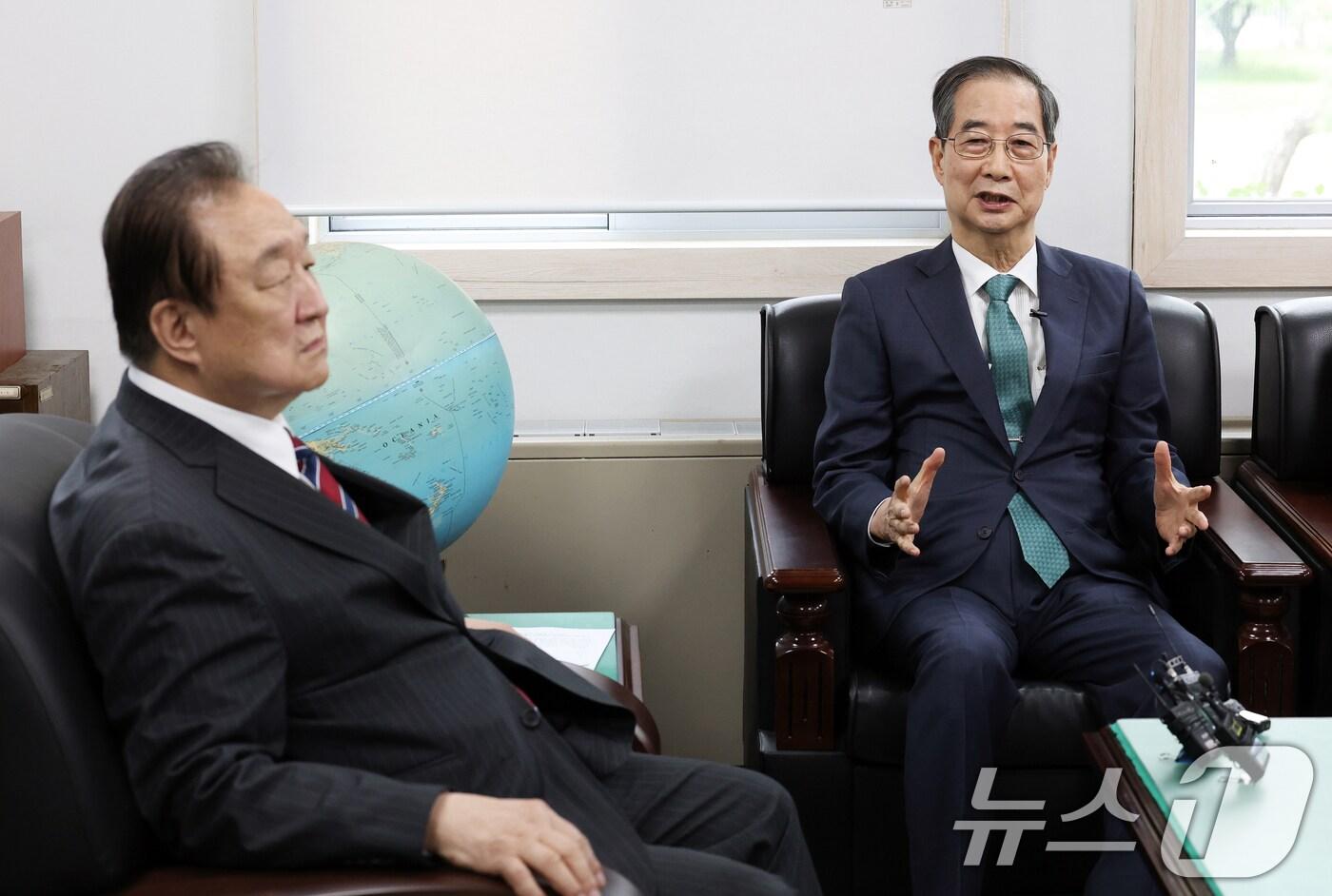 한덕수 무소속 대선 예비후보가 3일 오후 서울 영등포구 헌정회에서 정대철 헌정회장을 예방하며 대화를 나누고 있다. 2025.5.3/뉴스1 ⓒ News1 오대일 기자