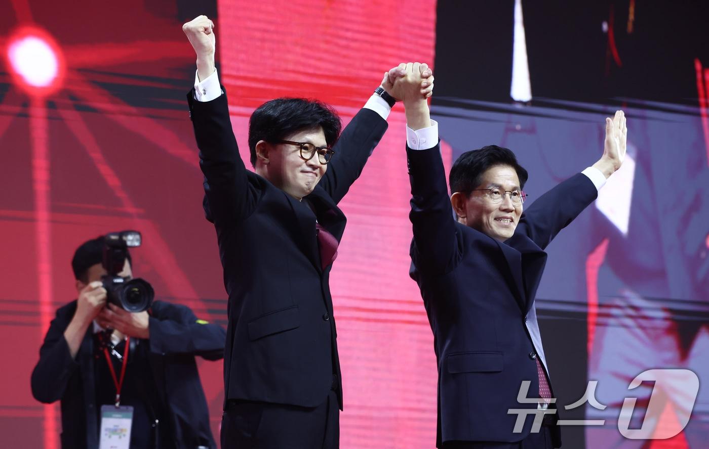 본문 이미지 - 국민의힘 김문수, 한동훈 대선 경선 후보가 3일 경기 고양시 킨텍스에서 열린 5차 전당대회에서 손을 맞잡고 기념촬영을 하고 있다. 2025.5.3/뉴스1 ⓒ News1 김민지 기자