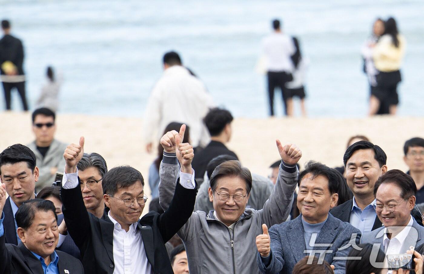 본문 이미지 - '골목골목 경청투어 : 동해안벨트편'에 나선 이재명 더불어민주당 대통령 후보가 3일 오후 강원 강릉시 안목해변에서 관계자들과 손을 들어보이고 있다. 2025.5.3/뉴스1 ⓒ News1 이재명 기자