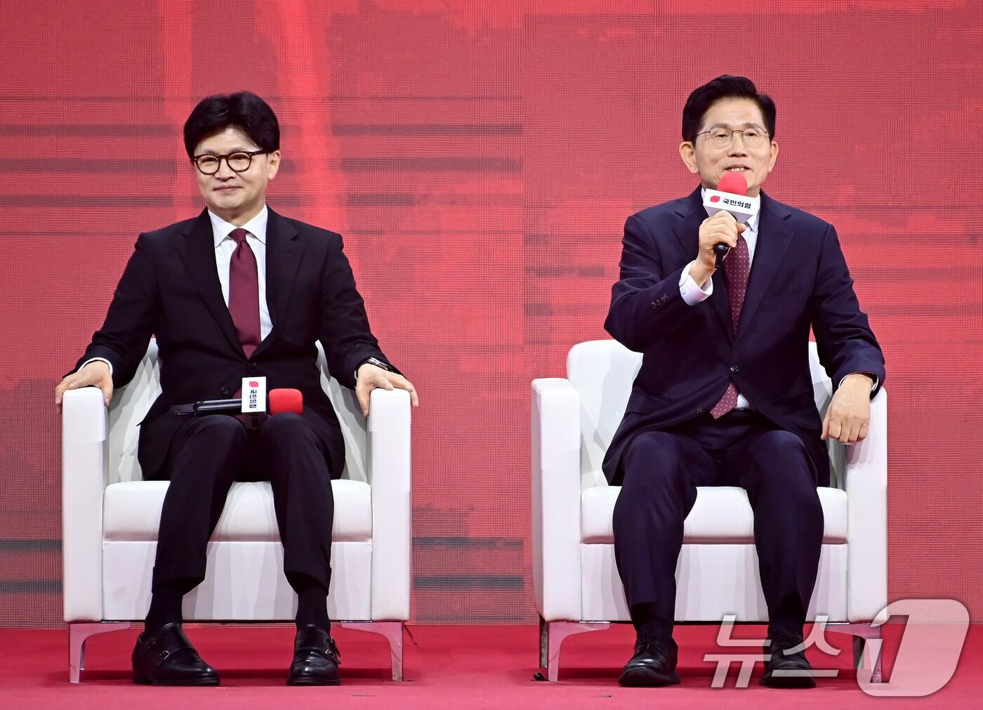 본문 이미지 - 김문수 국민의힘 대선 경선 후보가 지난 5월 3일 오후 경기 고양시 킨텍스에서 열린 제5차 전당대회에서 제21대 대통령선거 최종 후보 선출을 위한 개표 결과를 기다리며 사회자 질문에 답하고 있다. 왼쪽은 한동훈 후보. (공동취재) 2025.5.3/뉴스1 ⓒ News1 이광호 기자