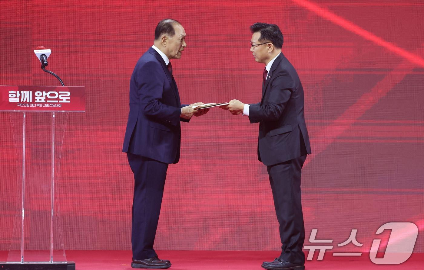 황우여 국민의힘 선거관리위원장(왼쪽)이 3일 경기 고양시 킨텍스에서 열린 5차 전당대회에서 이양수 사무총장으로부터 투표결과 및 여론조사 결과를 받아보고 있다. (공동취재) 2025.5.3/뉴스1 ⓒ News1 이광호 기자
