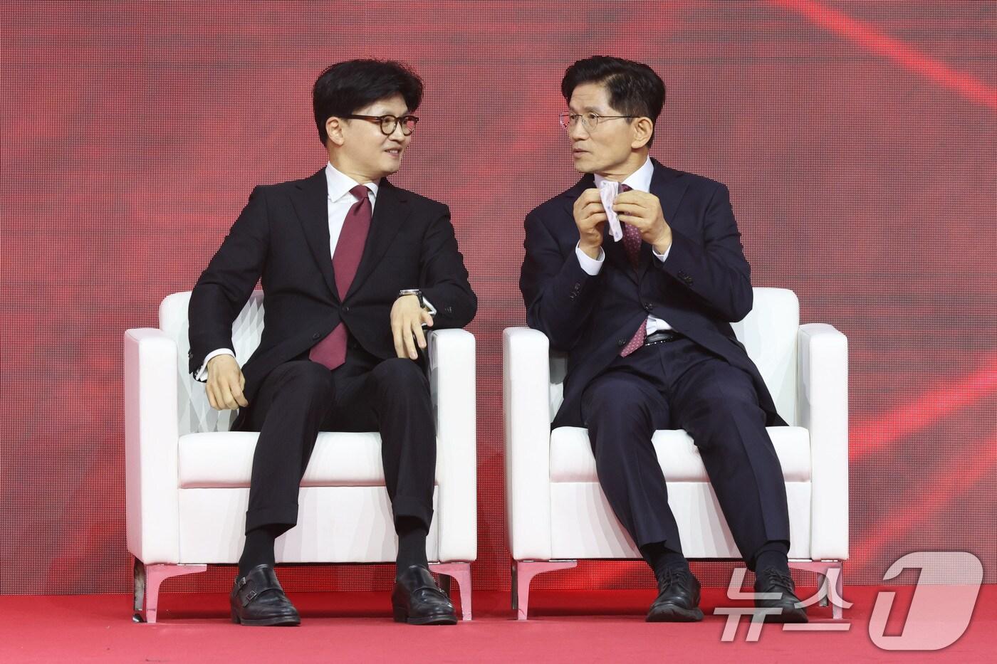 김문수,한동훈 국민의힘 대선 경선 후보가 3일 경기 고양시 킨텍스에서 열린 5차 전당대회에서 개표결과를 기다리고 있다. 2025.5.3/뉴스1 ⓒ News1 이광호 기자