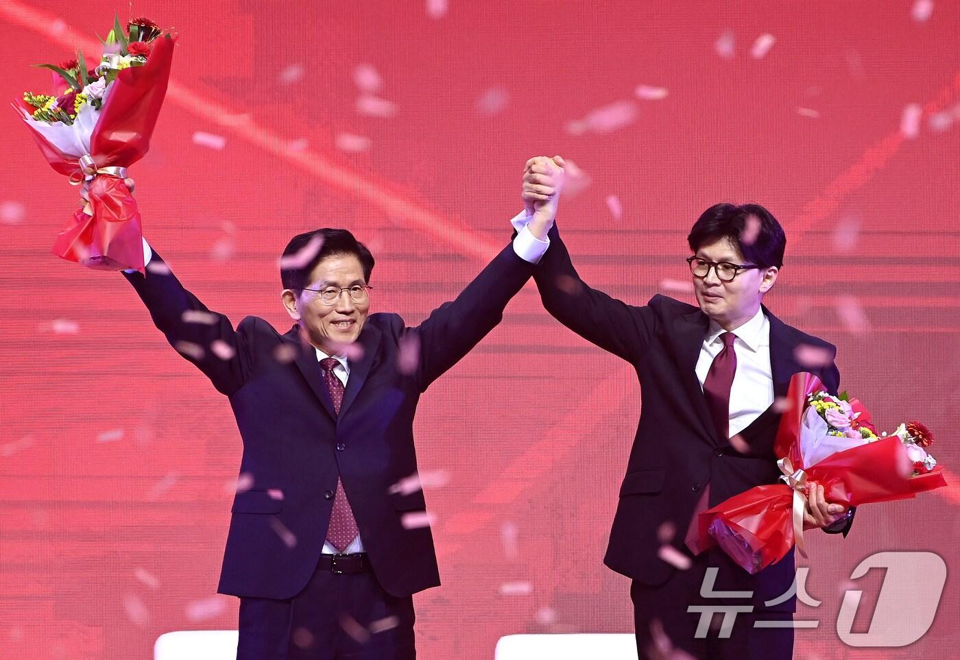 본문 이미지 - 김문수 국민의힘 대통령 후보가 3일 경기 고양시 킨텍스에서 열린 5차 전당대회에서 최종 후보로 확정된 뒤 두손을 번쩍 들고 있다. 오른쪽은 한동훈 대선 경선 후보. (공동취재) 2025.5.3/뉴스1 ⓒ News1 이광호 기자