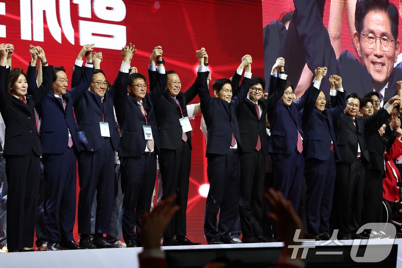 김문수 국민의힘 대통령 후보가 3일 경기 고양시 킨텍스에서 열린 5차 전당대회에서 최종 후보로 확정된 뒤 한동훈 대선 경선후보 및 당 지도부와 손을 번쩍 들고 있다. 2025.5.3/뉴스1 ⓒ News1 김민지 기자