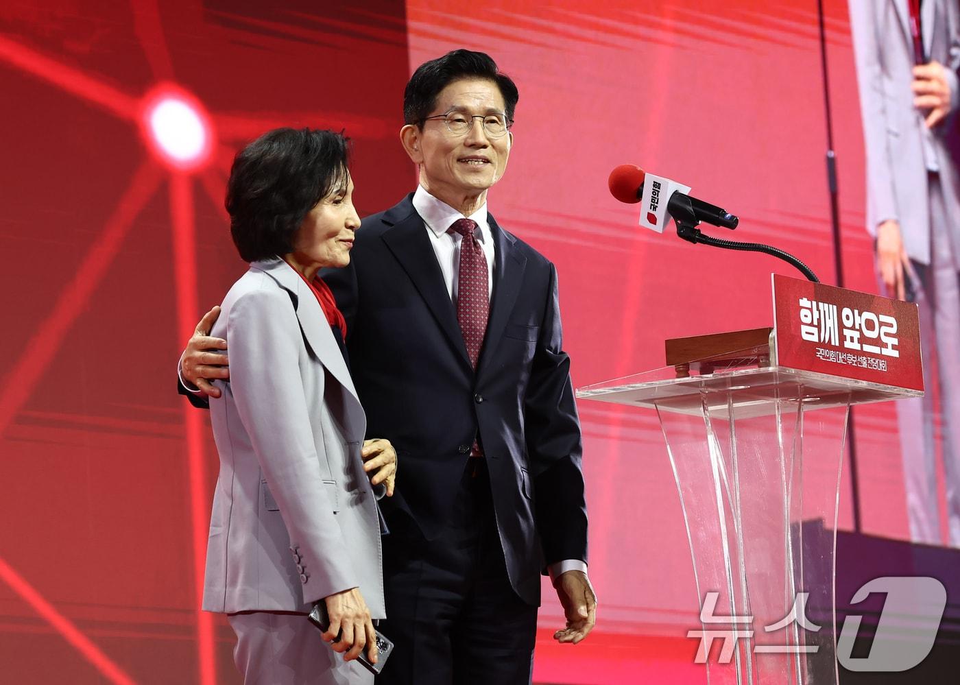 김문수 국민의힘 대통령 후보가 3일 경기 고양시 킨텍스에서 열린 5차 전당대회에서 최종 후보로 확정된 뒤 아내 설난영 여사를 소개하고 있다. 2025.5.3/뉴스1 ⓒ News1 김민지 기자