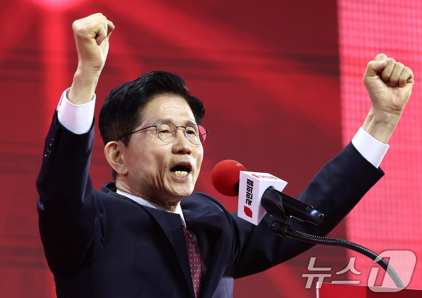 본문 이미지 - 김문수 국민의힘 대통령 후보가 3일 경기 고양시 킨텍스에서 열린 5차 전당대회에서 최종 후보로 확정된 뒤 수락연설을 하고 있다. ⓒ News1 김민지 기자