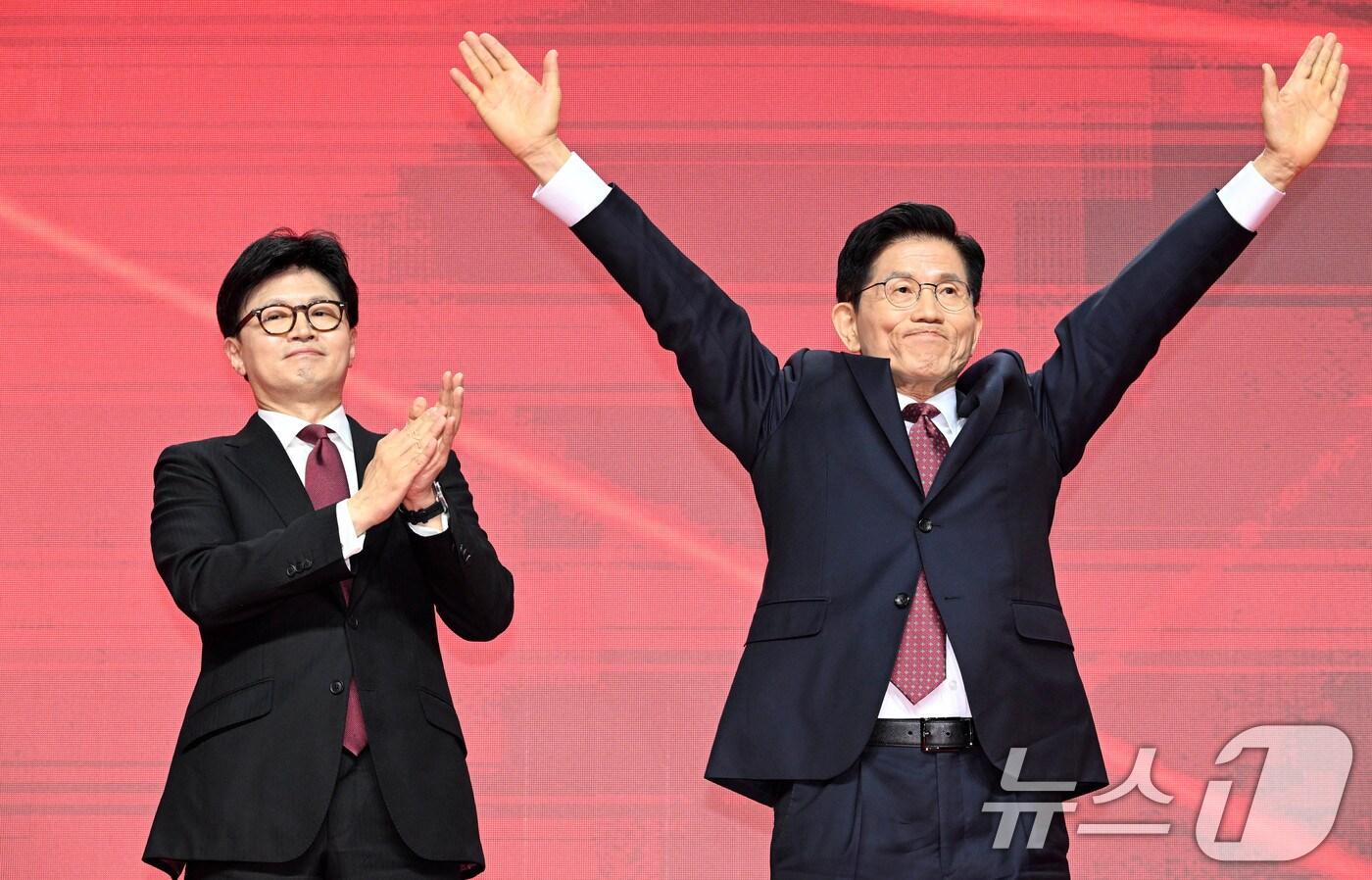본문 이미지 - 김문수 국민의힘 대통령 후보가 3일 경기 고양시 킨텍스에서 열린 5차 전당대회에서 최종 후보로 확정된 뒤 기뻐하고 있다. 왼쪽은 한동훈 대선 경선 후보. (공동취재) 2025.5.3/뉴스1 ⓒ News1 김민지 기자