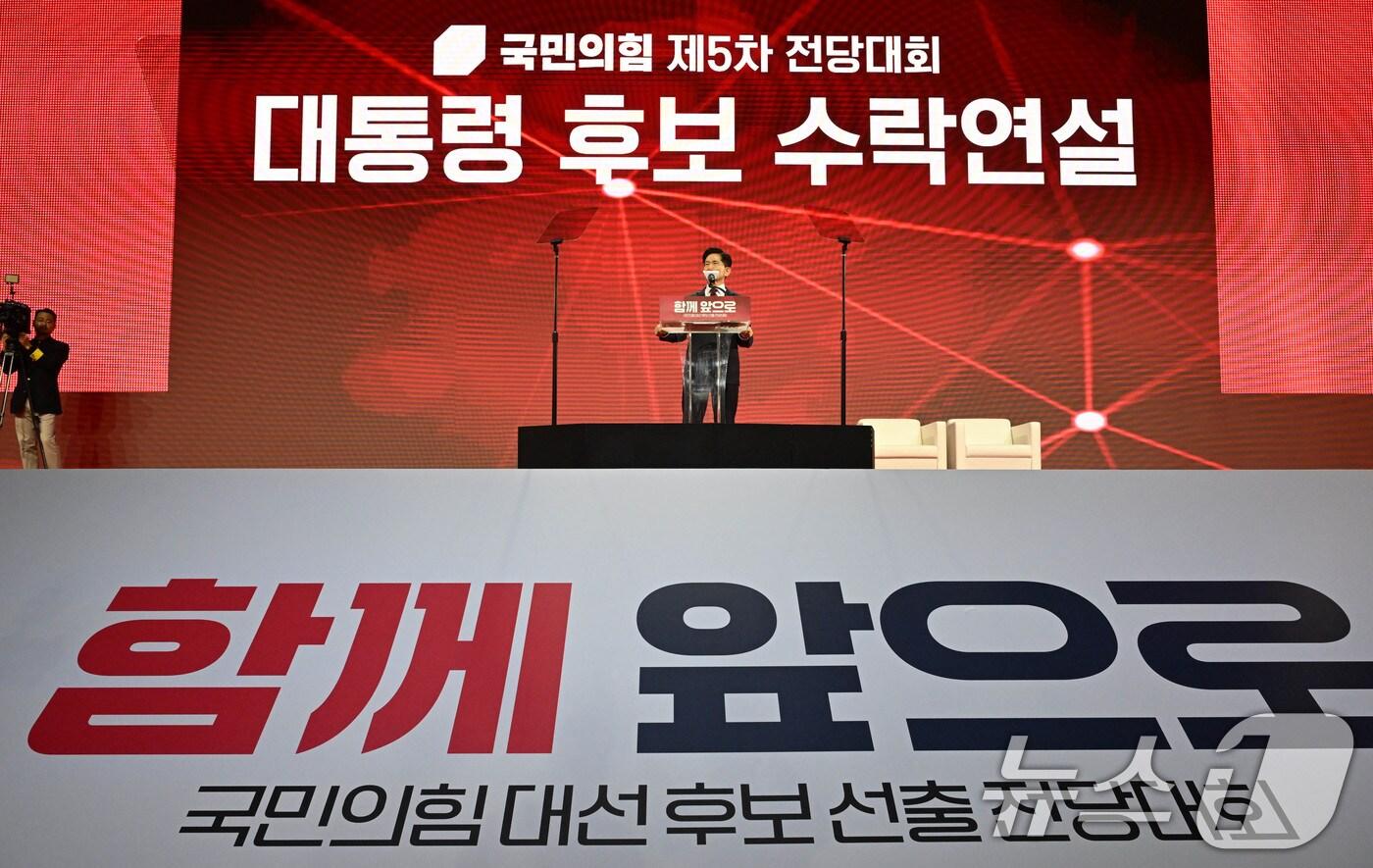 김문수 국민의힘 대통령 후보가 3일 경기 일산 킨텍스에서 열린 제5차 전당대회에서 최종 후보로 확정된 뒤 수락 연설을 하고 있다. (공동취재) 2025.5.3/뉴스1 ⓒ News1 김민지 기자