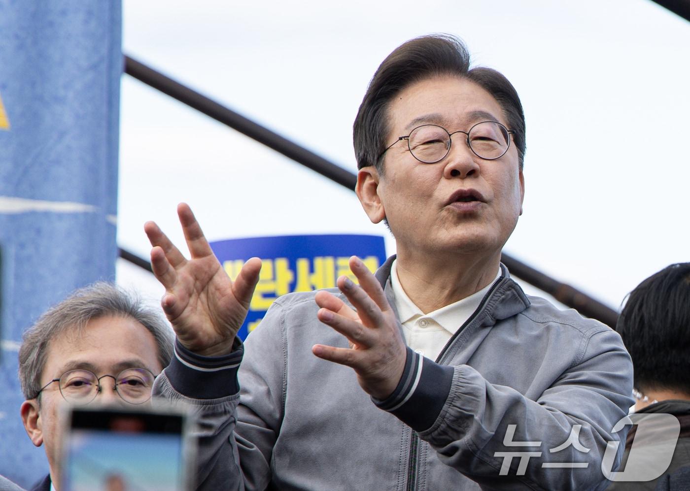 &#39;골목골목 경청투어 : 동해안벨트편&#39;에 나선 이재명 더불어민주당 대통령 후보가 3일 오후 강원 삼척시 삼척해수욕장에서 시민들을 향해 발언하고 있다. 2025.5.3/뉴스1 ⓒ News1 이재명 기자