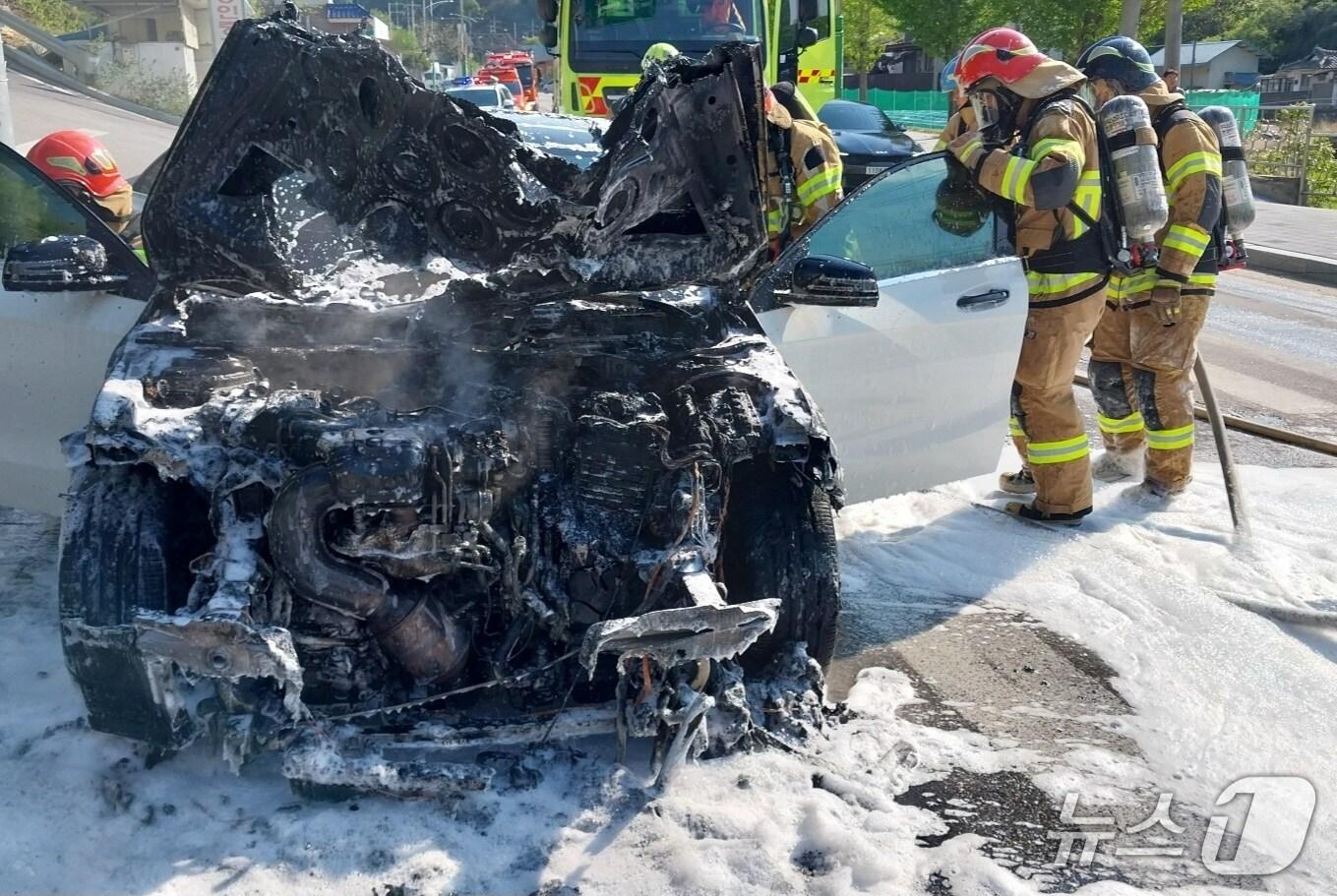 본문 이미지 - 2일 경북 봉화군에서 운행 중이던 2018년식 벤츠 A클래스 차량에서 엔진 과열로 추정되는 불이 나 소방 당국이 20여분 만에 진화했다.(경북소방본부 제공.재판매 및 DB금지)